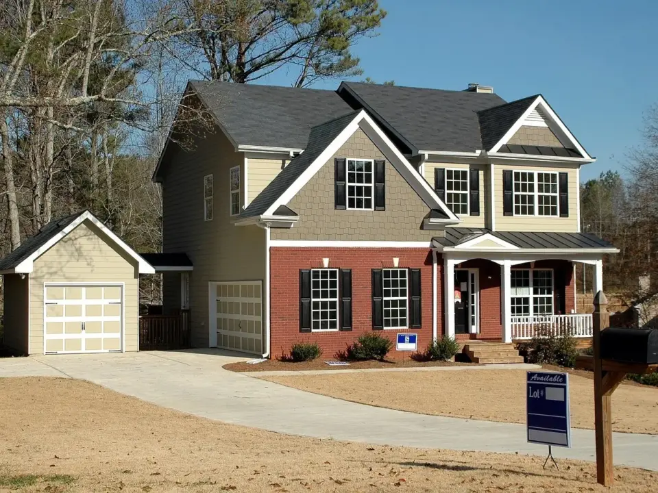 Hvad koster det at sælge hus uden ejendomsmægler? Spar tusindvis og undgå faldgruber