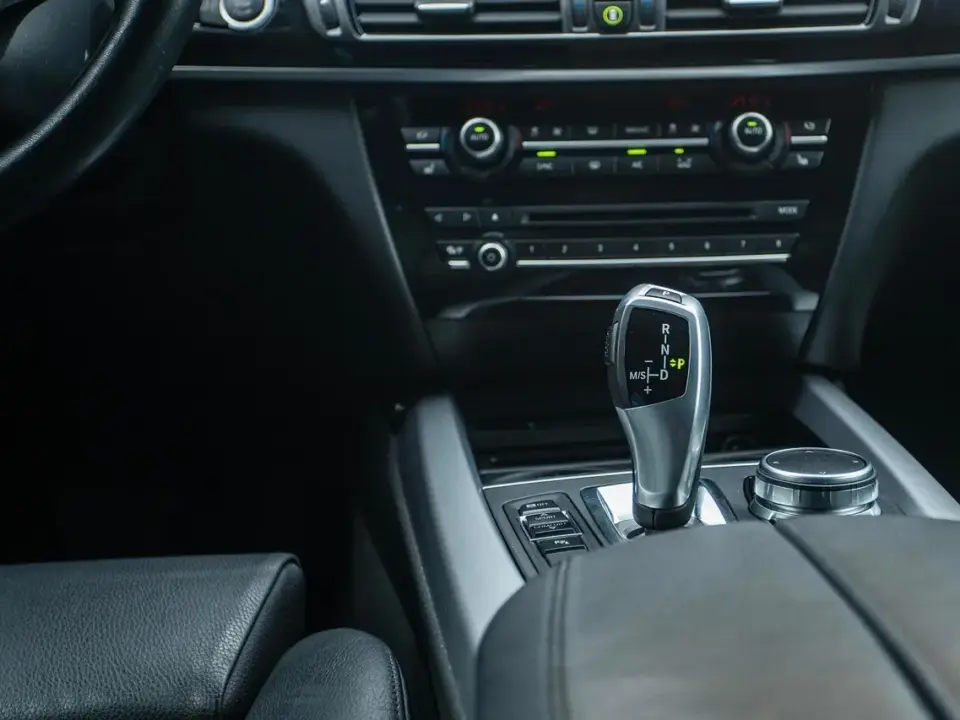 Skab rolige zoner i et støjende køkken-alrum